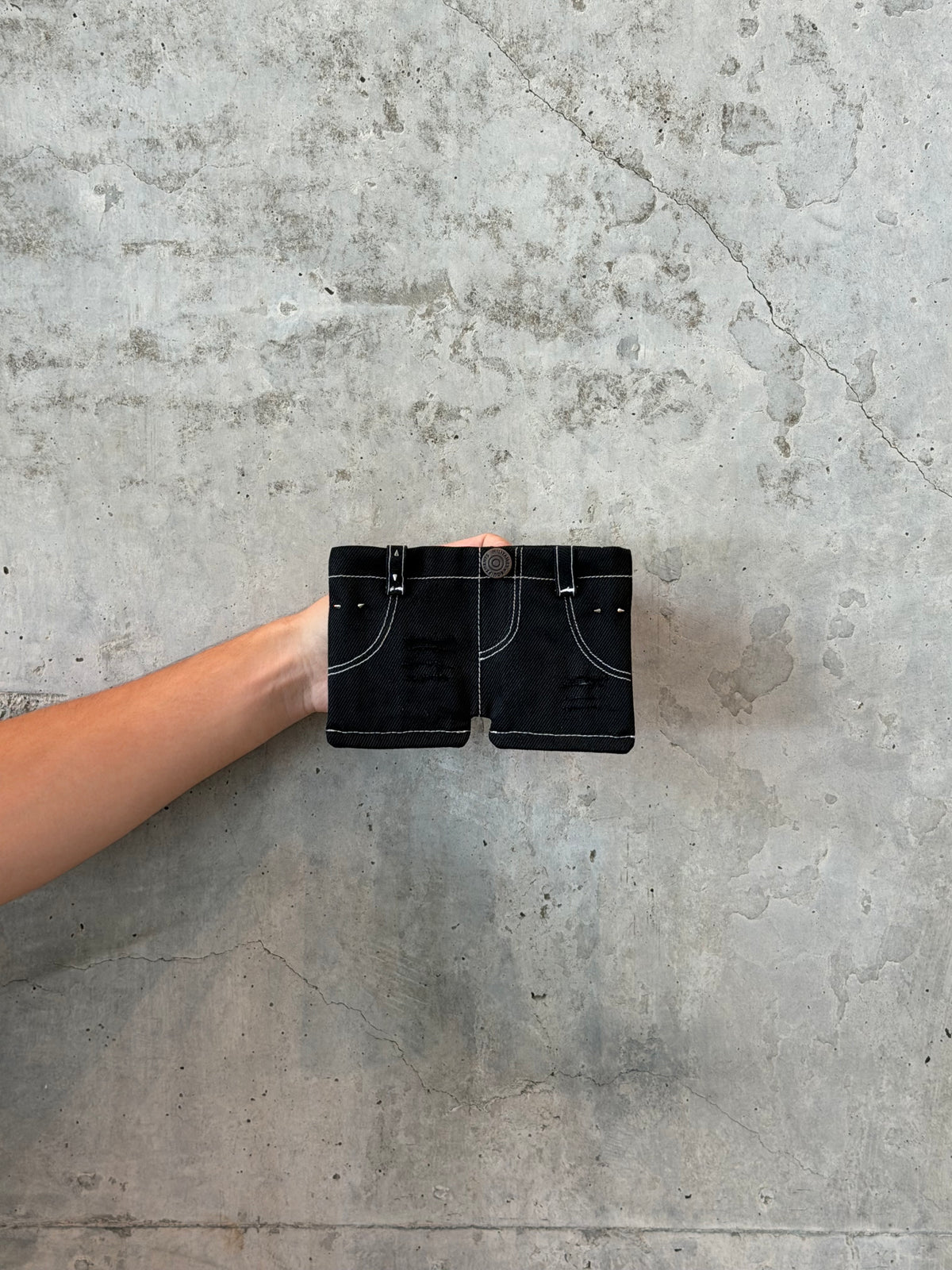 CHOSHORTS 1/1 — BLACK DISTRESSED